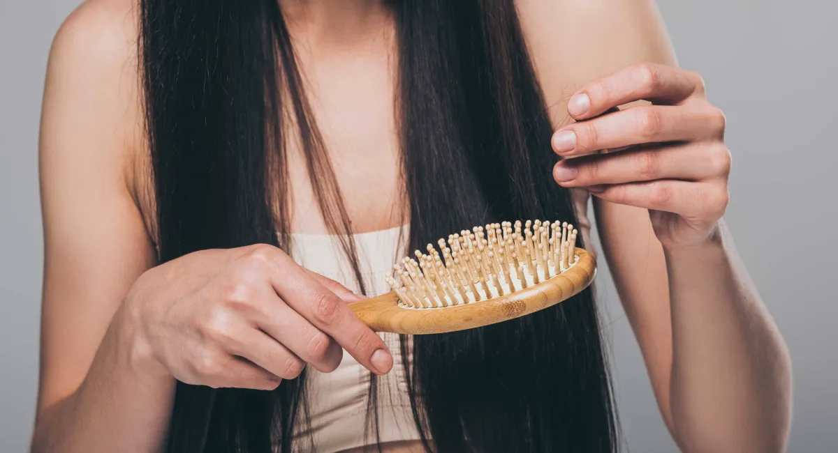 mujer detecta indicios de inicio de alopecia