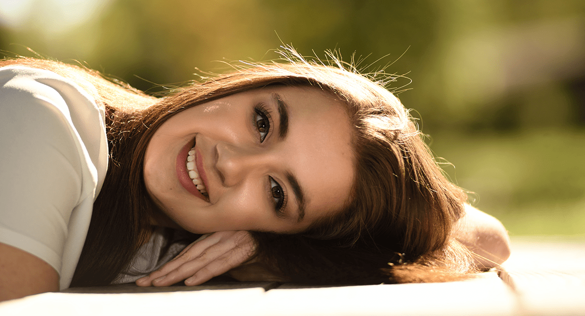 mujer joven con cabello sano