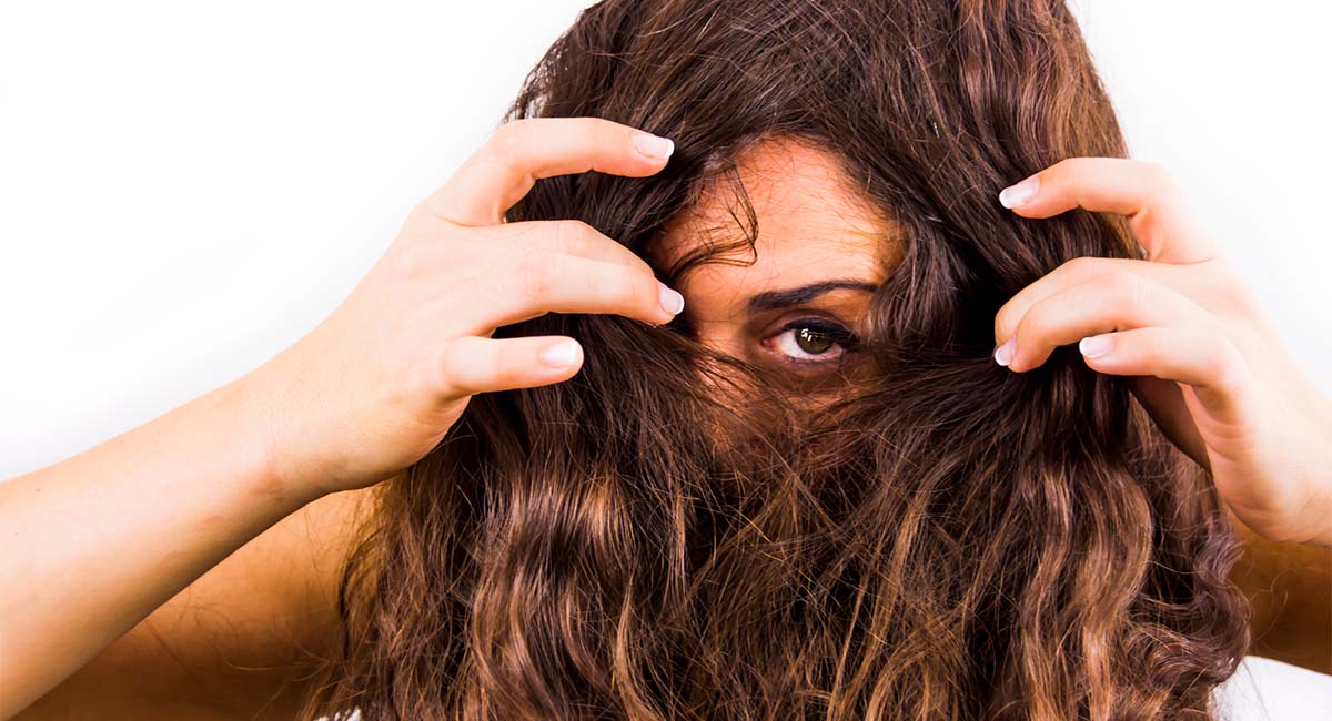 mujer se quita el pelo de la cara
